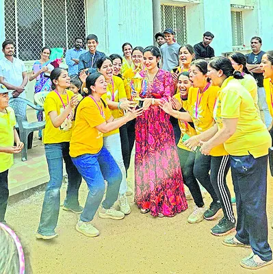 మహిళలు అన్ని రంగాల్లో రాణించాలి 