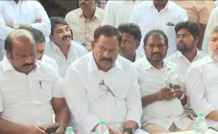 పిన్నెల్లికి వైఎస్సార్‌సీపీ నేతలు. !