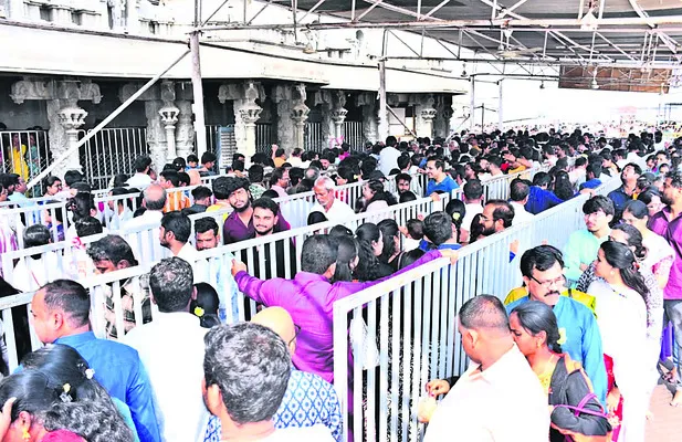 యాదగిరీశుడి ఆలయంలో భక్తుల రద్దీ