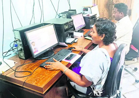 అప్పులు చేస్తూ.. అవస్థలు పడుతూ!