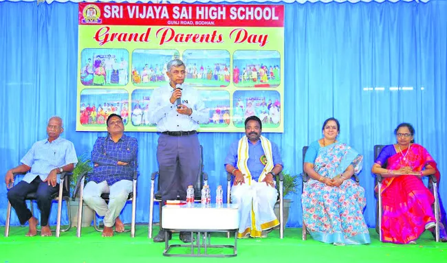 మార్కులే చదువుకు కొలమానం కాదు.. 