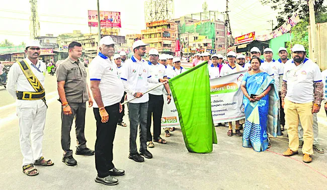 18 ఏళ్లు నిండిన వారంతా ఓటర్‌గా నమోదు కావాలి 