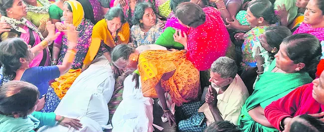 బడికి వెళ్లినా బతుకుదురేమో బిడ్డలు..