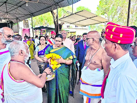 కూర్మనాథుని సన్నిధిలో హైకోర్టు జడ్జి   
