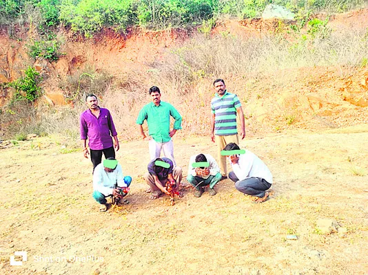 కోడి పందాల శిబిరాలపై దాడి 