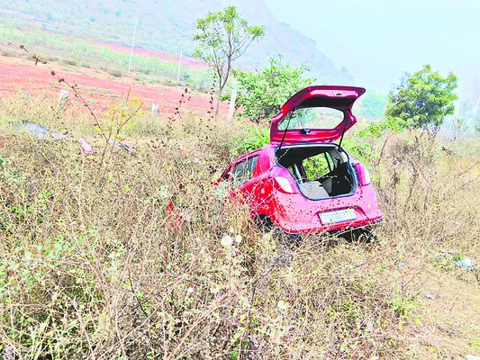 అదుపుతప్పి కారు బోల్తా 