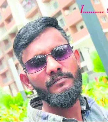 చెట్టును ఢీకొన్న కారు