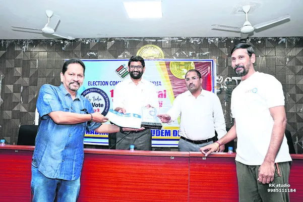 ‘ఓటు’పై అవగాహన కల్పించాలి