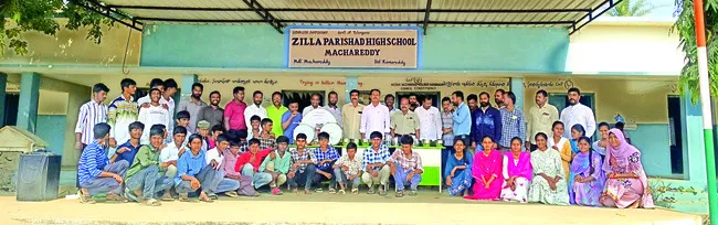 పాఠశాలకు బ్యాండ్‌ అందజేత