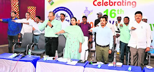 ప్రజాస్వామ్యానికి పౌరులే కీలకం 