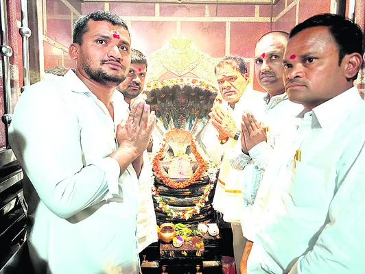 నాగోబాకు మొక్కులు