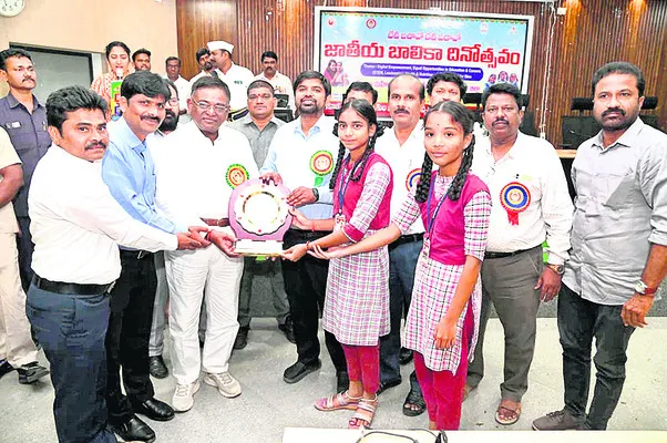 విద్యార్థినులకు కలెక్టర్‌ అభినందన