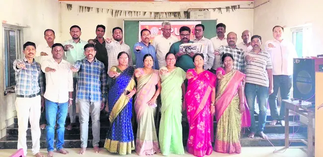 పెండింగ్‌ డీఏలు ప్రకటించాలి