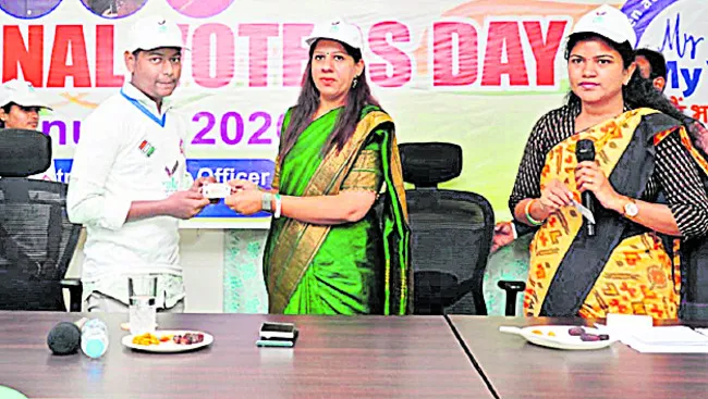 17 ఏళ్లు నిండిన వారు ఓటరుగా నమోదు చేసుకోవాలి 