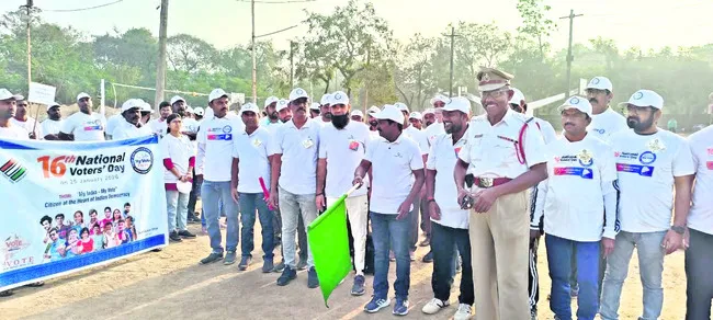 అర్హులు ఓటరుగా నమోదు చేసుకోవాలి 
