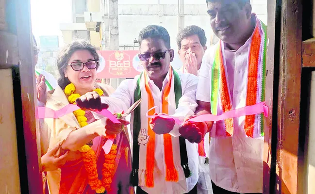 ప్రజలకు నిరంతరం అందుబాటులో ఉండాలి