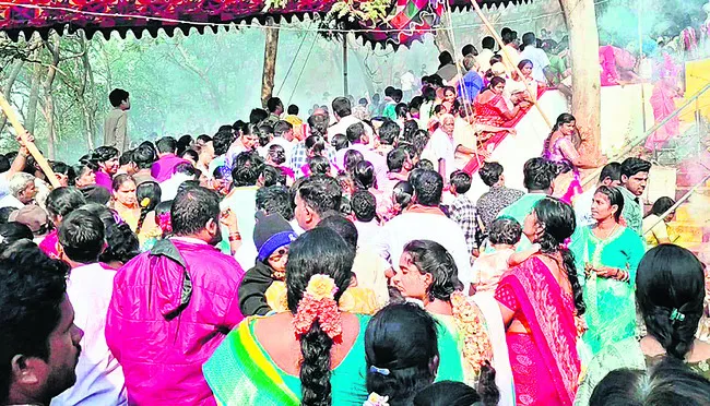 వేలాదిగా.. పాండవుల మెట్టకు.. 