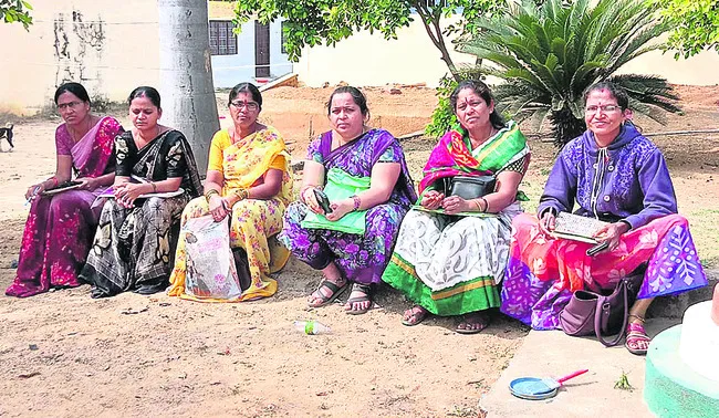 నిత్యావసరాలు ఇస్తామంటూ నిండా ముంచారు