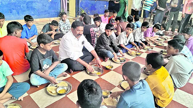 పేద విద్యార్థుల సంక్షేమమే ధ్యేయం