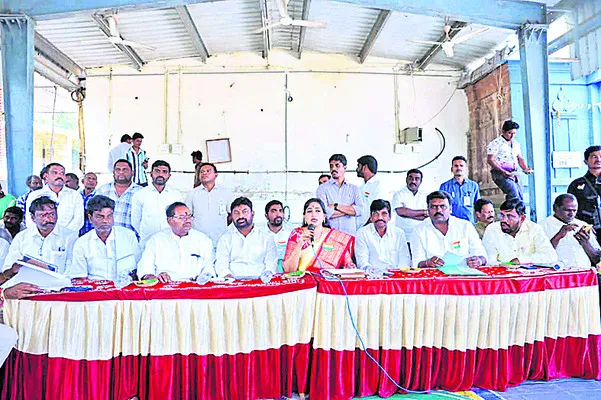 ఉపమాక ఆలయ నిర్వహణపై హోం మంత్రి ఆగ్రహం 