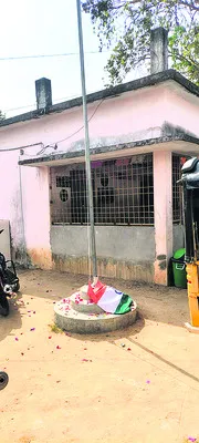 దార్లపూడిలో జాతీయ జెండాకు అవమానం 