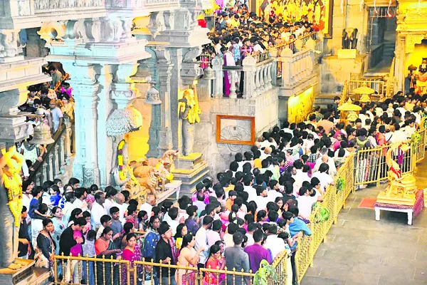 యాదగిరి క్షేత్రంలో భక్తుల కోలాహలం