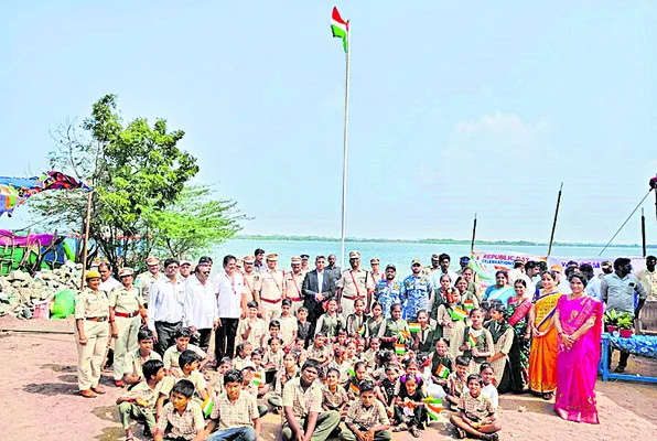 గణతంత్ర స్ఫూర్తితో బాధ్యతలు నిర్వర్తించాలి 