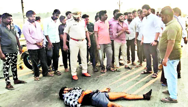 బైక్‌ అదుపుతప్పి యువకుడు దుర్మరణం 