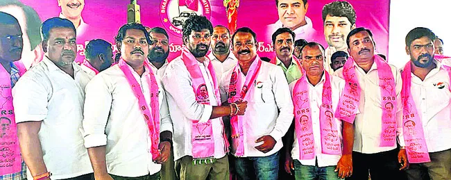 మంత్రి కుటుంబానికే పదవులు