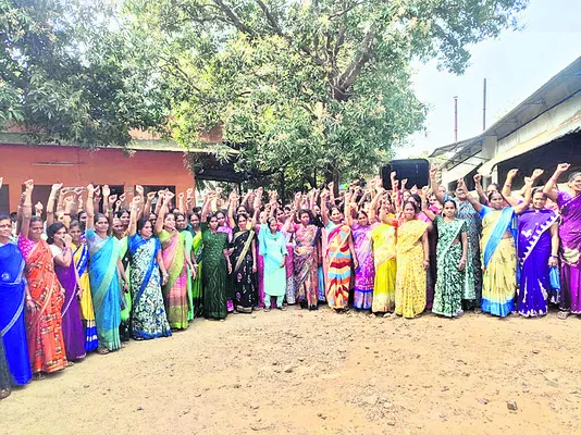 జీడి పిక్కల ఫ్యాక్టరీ వద్ద మహిళా కూలీల ఽఽనిరసన 