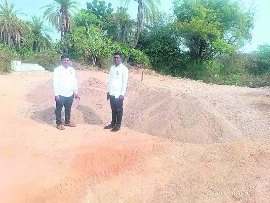 నర్సింహునిపేటలో ఇసుక డంపు సీజ్‌