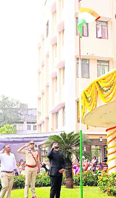 సర్కిల్‌లో డాష్‌ బోర్డులు..