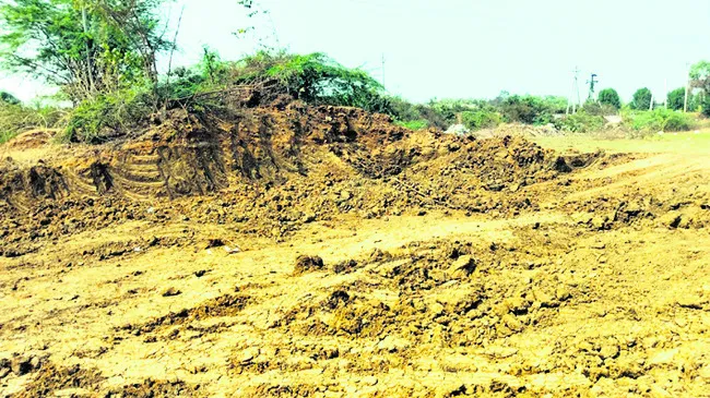 కన్నాపురం సమీపంలో అక్రమ తవ్వకాలు 