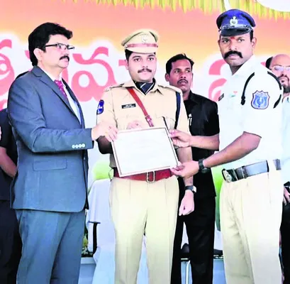 కానిస్టేబుల్‌కు ఉత్తమ సేవా పురస్కారం