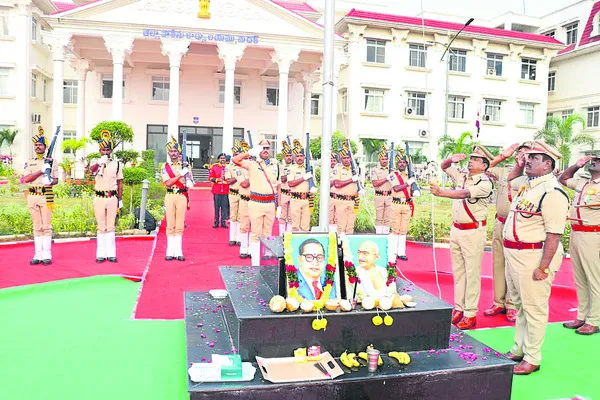 రాజ్యాంగానికి లోబడి జీవించాలి