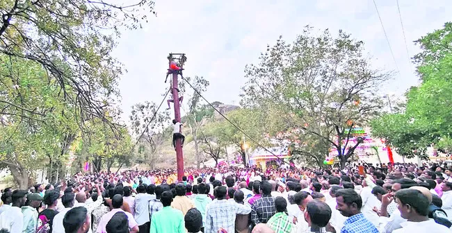 అంగరంగ వైభవంగా పాలఉట్లు 
