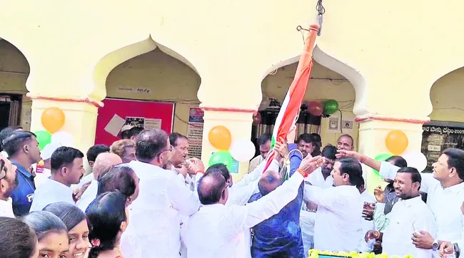 గణతంత్ర వేడుకల్లో అపశ్రుతి 
