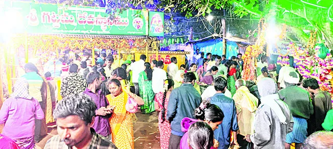 గట్టమ్మ ఆలయానికి భక్తుల తాకిడి