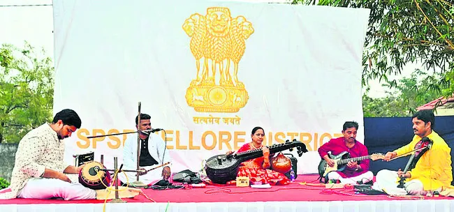 కలెక్టర్‌ బంగ్లాలో తేనీటి విందు 