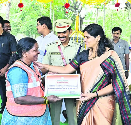 అంబరాన్నంటిన వేడుకలు 