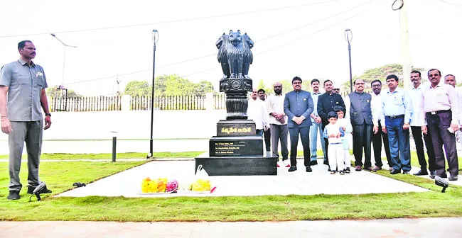 ప్రపంచంలోనే పెద్ద రాజ్యాంగంగా భారత్‌ 