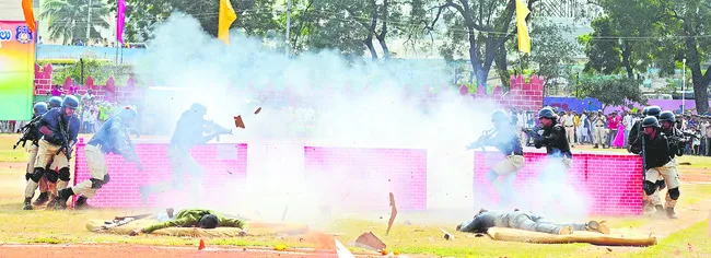 స్వాట్‌ టీం సాహస ప్రదర్శన.. 