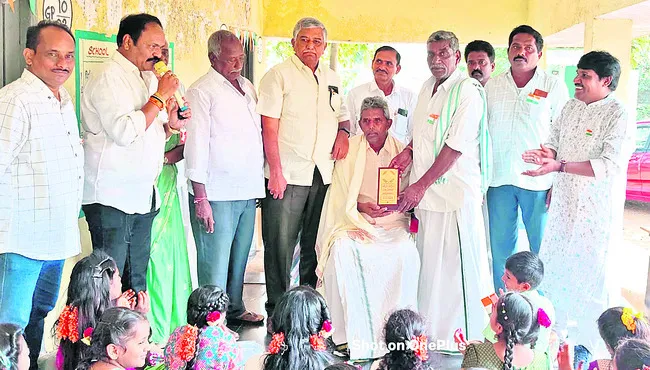 పాఠశాల అభివృద్ధికి రూ.5 లక్షల విరాళం