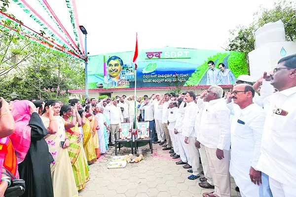 గులాబీ జెండా ఎగరాలి