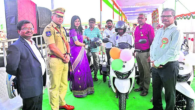 దివ్యాంగులకు స్కూటీలు