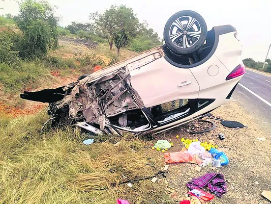 లారీని ఢీకొట్టిన కారు 