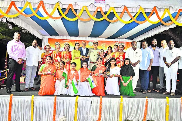 కలెక్టర్‌ బంగ్లాలో హై–టీ వేడుకలు 