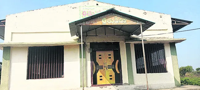 ఎవరికీ పట్టని వేదికలు 