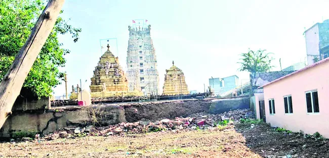 పడమర వైపు ప్రహరీ.. పట్టించుకొనేవారేరి? 