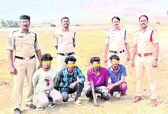 గంజాయి కేసులో నలుగురు అరెస్ట్‌ 